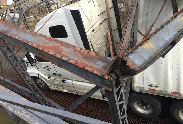 
Chiếc xe container chưa leo hết lên cầu thì vụ tai nạn đã xảy ra.
