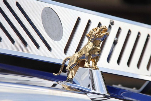 
Biểu tượng chú hổ bằng vàng thật do hãng Wallace Bishop chế tác nằm trên đầu xe.
