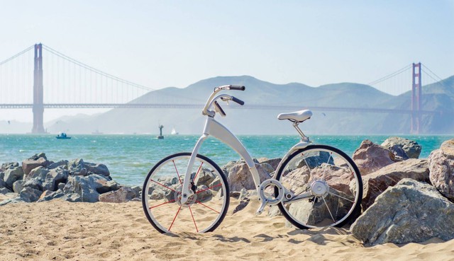 
Xe đạp điện Gi FlyBike có thể gấp gọn chỉ trong 1 nháy mắt. Xe có thể chạy được quãng đường hơn 60 km cho một lần sạc. Ngoài ra, ở chế độ đạp xe bằng bàn đạp, bạn có thể tạo ra năng lượng để sạc điện thoại. Giá chiếc xe này là 2.000 USD.
