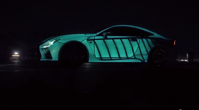 
Lexus đã gây xôn xao khi tạo ra chiếc xe có thể phản ánh nhịp tim của tài xế. Toàn bộ chiếc xe được phủ bằng sơn đặc biệt có chứa huỳnh quang. Tài xế sẽ được gắn các cảm biến lên người. Các cảm biến này sẽ ghi nhận thông tin về nhịp tim và hiển thị ngay trên thân xe.
