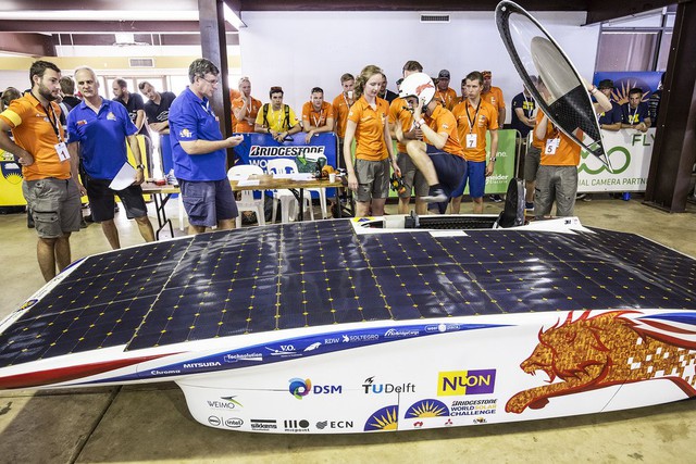 
Nuna 8 là mẫu xe do trường Đại học Delft tại Hà Lan thiết kế. Đây là chiếc xe vận hành bằng năng lượng mặt trời. Nuna 8 giành chiến thắng trong giải đua xe năng lượng mặt trời Challenger Class tổ chức tại Úc.
