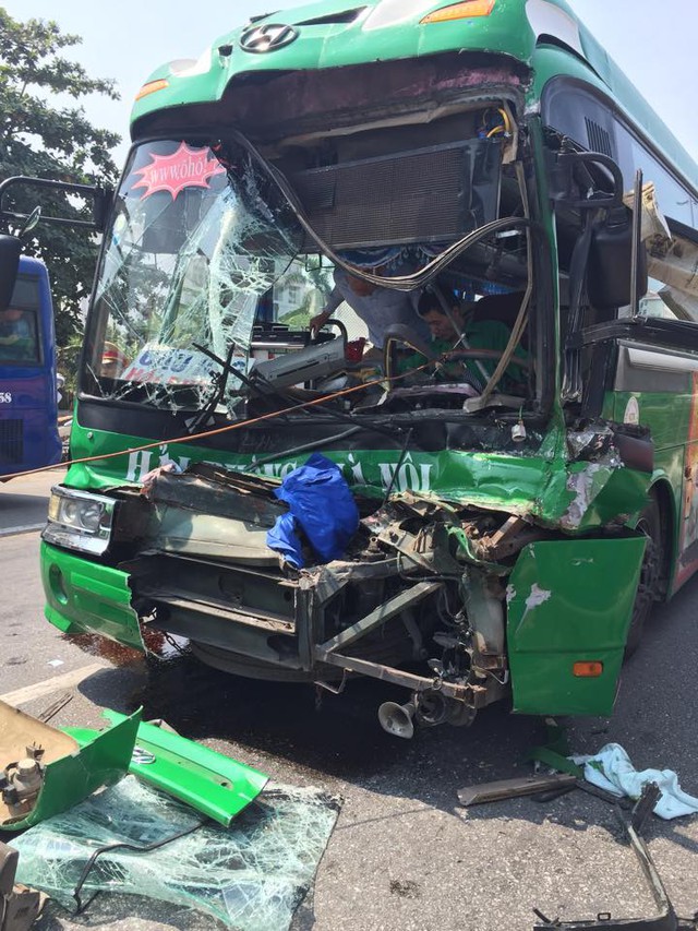 
Chiếc ô tô khách Ô Hô tại hiện trường vụ tai nạn. Ảnh: Đức Chính Nguyễn/Otofun
