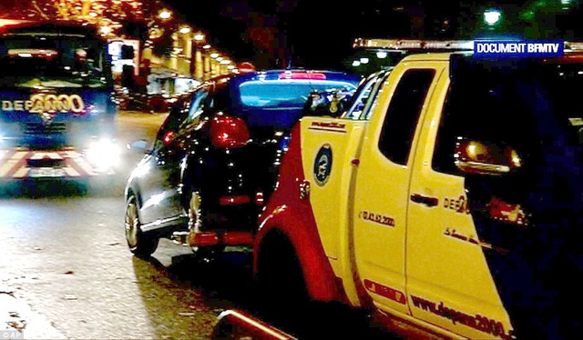 
Chiếc Volkswagen Polo gần nhà hát Bataclan bị xe cảnh sát kéo đi.
