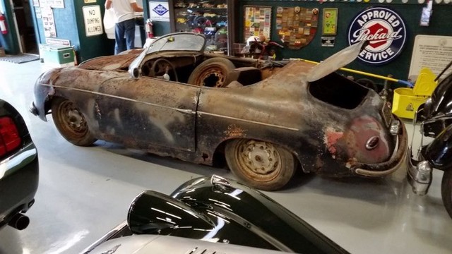 
The Porsche 356 A Speedster T1 1955 with a new owner is almost completely rusted. However, this didn't stop a collector from spending a large amount of money to buy it.
