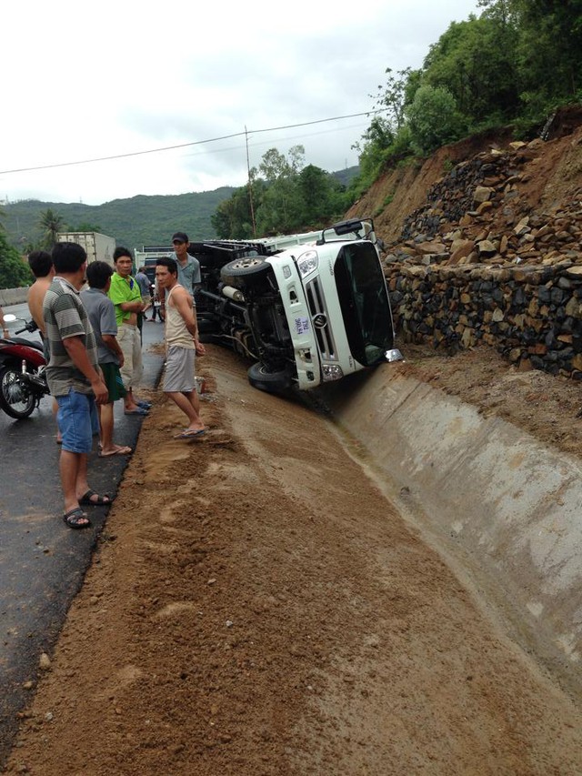 
Chiếc xe tải Veam chở Mazda CX-5 bị lật trên rãnh thoát nước bên đường. Ảnh: Hilux Bền/Otofun
