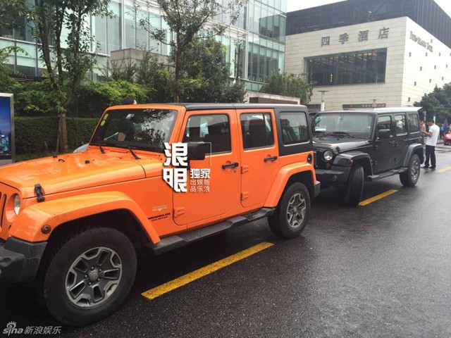 
... và Jeep Wrangler phiên bản đặc biệt màu cam.
