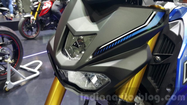Những điểm nhấn về trang thiết bị của Yamaha M-Slaz bao gồm đèn pha/hậu dạng LED, dải đèn LED chiếu sáng ban ngày, khởi động máy bằng chìa khóa tương tự MT-09 và MT-07 thay cho nút bấm...