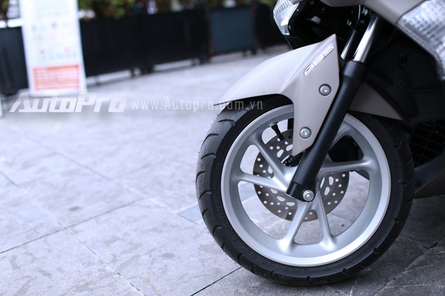 
Yamaha NM-X 155 sở hữu cặp vành 3 nan kép thể thao khá đẹp mắt có kích thước 13 inch.
