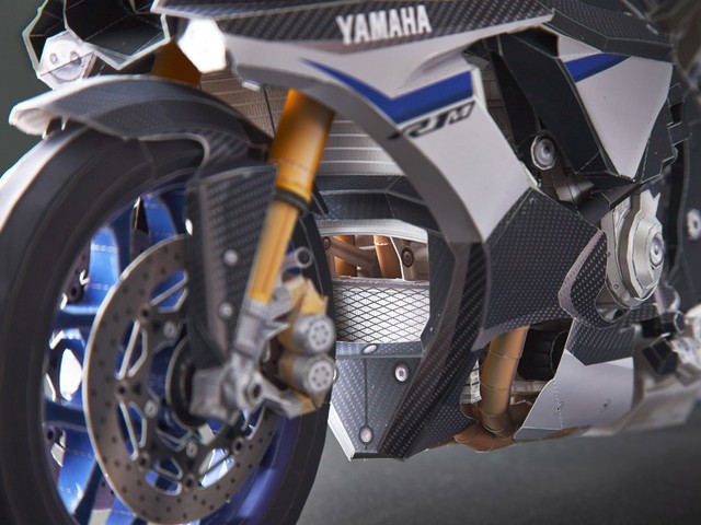 
Đặc biệt hơn, người hâm mộ hoàn toàn có thể tự mình tạo ra một chiếc Yamaha YZF-R1M bằng giấy. Hãy truy cập trang web của hãng Yamaha, tải bản thiết kế về máy tính, sau đó in ra và lắp ráp theo hướng dẫn.
