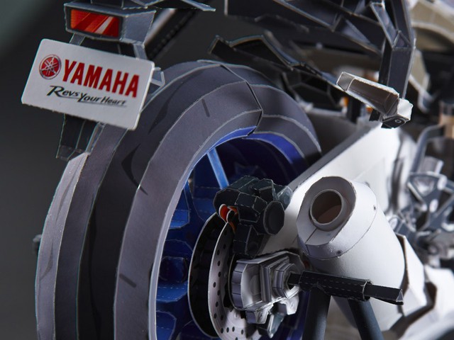
Trong đó, phiên bản đen trắng dành cho những người thích sự phá cách và muốn tự mình tạo nên một “bộ cánh” hoàn toàn mới cho chiếc Yamaha YZF-R1M.
