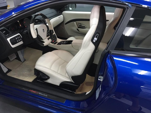 Bên trong chiếc Coupe 2+2 là nội thất màu kem lịch lãm với chất liệu da Alcantara cao cấp cùng nhiều chi tiết bằng sợi carbon làm điểm nhấn. Ngoài ra, dòng chữ MC Stradale trên bảng điều khiển đối diện ghế phụ cũng là đặc điểm nhận biết cho phiên bản hiệu suất cao của Maserati GranTurismo.