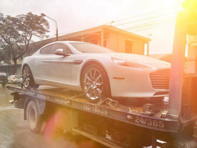 
Sau 1 tuần nằm chở tại cảng Hải Phòng, Aston Martin Rapide S đầu tiên tại Việt Nam được vận chuyển về Ninh Bình.
