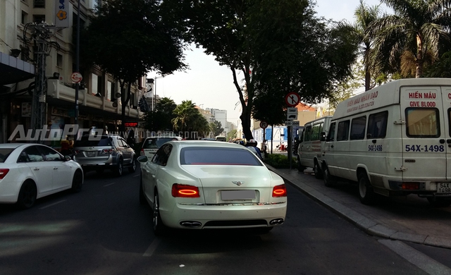 
Tại thị trường Việt Nam, Bentley Flying Spur V8 có giá bán khoảng 10 tỷ Đồng.
