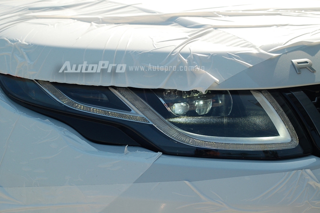 
Đèn pha LED toàn phần là một trong những khác biệt nổi bật trên Range Rover Evoque thế hệ mới. Một thay đổi ấn tượng khác là dải đèn LED chiếu sáng ban ngày được thiết kệ lại bắt mắt hơn trước.
