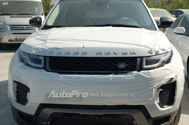 
Theo nhà nhập khẩu UK Auto, những chiếc Range Rover Evoque 2016 mới về Việt Nam không được trang bị động cơ Ingenium. Thay vào đó là loại động cơ xăng Si4, tăng áp, sản sinh công suất tối đa 240 mã lực. Kết hợp cùng hộp số tự động 9 cấp, động cơ giúp Rang Rover Evoque 2016 tăng tốc từ 0-100 km/h trong 7,6 giây trước khi đạt vận tốc tối đa 217 km/h.
