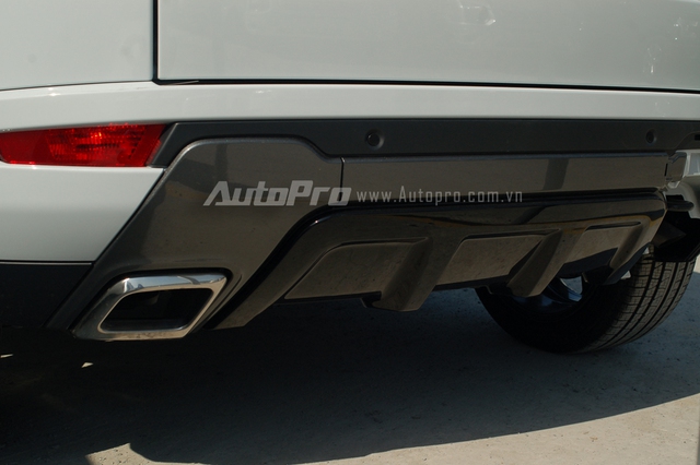 
Range Rover Evoque 2016 được trang bị hệ thống hỗ trợ duy trì làn đường. Hệ thống có camera kỹ thuật số giúp phát hiện những thay đổi làn đường không mong muốn và tự động điều chỉnh vô lăng. Thêm vào đó là hệ thống phanh khẩn cấp tự động và hỗ trợ chú ý để phát hiện dấu hiệu buồn ngủ khi lái xe của tài xế. Khi thấy tài xế có vẻ buồn ngủ, hệ thống sẽ cảnh báo bằng hình ảnh và âm thanh.
