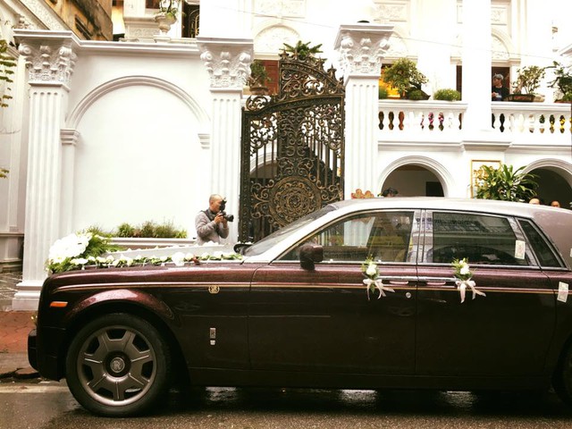 
Chiếc Rolls-Royce Phantom rồng làm xe đón dâu trong đám cưới tại Hà thành.
