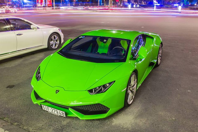 
Lamborghini Huracan sở hữu động cơ V10, dung tích 5,2 lít, sản sinh công suất tối đa 610 mã lực tại vòng tua máy 8.250 vòng/phút và mô-men xoắn cực đại 560 Nm tại vòng tua máy 6.500 vòng/phút. Siêu bò mất 3,2 giây để tăng tốc từ 0-100 km/h trước khi đạt vận tốc tối đa 325 km/h. Mức tiêu thụ nhiên liệu trung bình của xe là 12,5 lít/100 km. Lamborghini mang đến cho người lái 3 chế độ vận hành, bao gồm Strada (bình thường), Sport (thể thao) và Corsa (đua).
