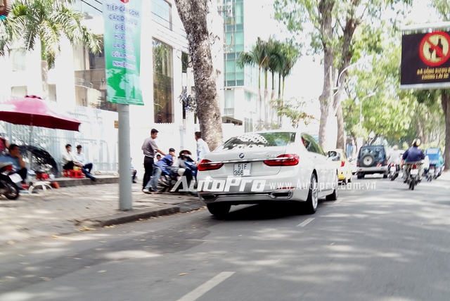 
Chiếc BMW 740Li 2016 của Phan Thành chạy trên phố Sài Gòn.

