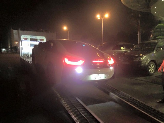
Với mô-tơ điện, BMW i8 có thể hoàn thành quãng đường dài 35 km và đạt vận tốc tối đa 120 km/h. Theo BMW, thời gian để sạc đầy cụm pin lithium-ion là khoảng 3 tiếng với nguồn điện thông thường và 2 tiếng với bộ sạc nhanh I Wallbox.
