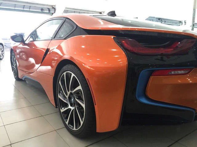 
BMW i8 nguyên bản sở hữu động cơ 1,5 lít, 3 xy lanh, TwinPower Turbo, sản sinh công suất cực đại 231 mã lực, mô-men xoắn cực đại 320 Nm, kết hợp một động cơ điện cho công suất cực đại lên thành 131 mã lực, mô-men xoắn 250 Nm. Tổng công suất cực đại trên chiếc, BMW i8 do 2 động cơ xăng và điện kết hợp là 362 mã lực và mô-men xoắn cực đại là 570Nm. Với động cơ điện, siêu xe thể thao có thể hoàn thành quãng đường dài 35km, vận tốc tối đa đạt được 120km/h.
