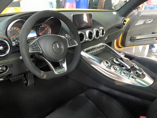 
 Về nội thất, khoang lái của Mercedes-AMG GT S được bọc da Nappa và được phối màu đen-vàng. Một số chi tiết điểm nhấn bên trong xe gồm các chi tiết ốp crôm, tay lái thể thao ba chấu, ghế xe phong cách đua và ốp bậc cửa có logo AMG. Ảnh: Mercedes.

