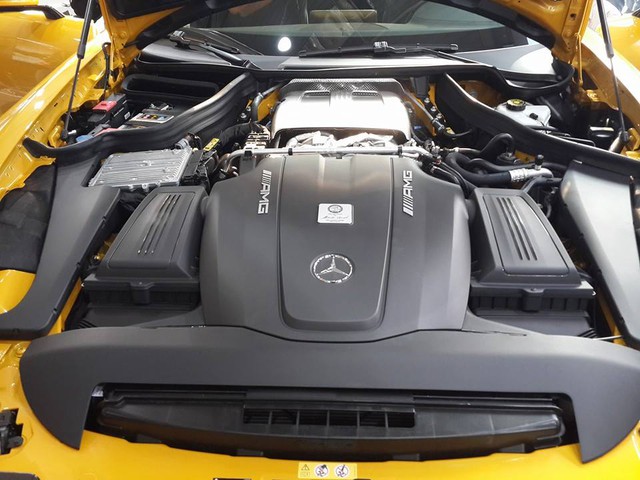 
AMG GTS được trang bị động cơ V8 4.0L tăng áp kép, sản sinh công suất tối đa 510 mã lực và mô-men xoắn cực đại 650 Nm. Nhờ đó mà Mercedes-AMG GT S có thể tăng tốc từ 0-100 km/h trong 3,8 giây và đạt tốc độ tối đa 310 km/h.
