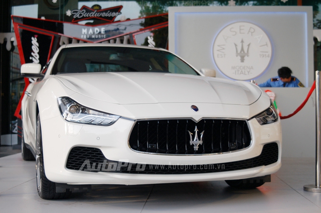 Ra mắt lần đầu tại triển lãm Thượng Hải 2013 ở Trung Quốc, Maserati Ghibli gây nhiều sự chú ý khi được xem như đối thủ chính của BMW 5-Series và Mercedes-Benz E-Class. Maserati Ghibli thế hệ thứ 3 dựa trên thiết kế của Quattroporte thế hệ thứ 6 với phong cách lịch lãm sang trọng thường thấy trên các dòng sedan của thương hiệu Ý.