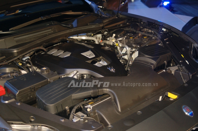 Maserati Quattroporte sở hữu động cơ V6, tăng áp kép, dung tích 3.0 lít, sản sinh công suất tối đa 404 mã lực tại vòng tua máy 5.500 vòng/phút và mô-men xoắn cực đại 550 Nm. Xe mất khoảng 5 giây để tăng tốc từ vị trí đứng yên lên 100 km/h trước khi đạt vận tốc tối đa 283 km/h.
