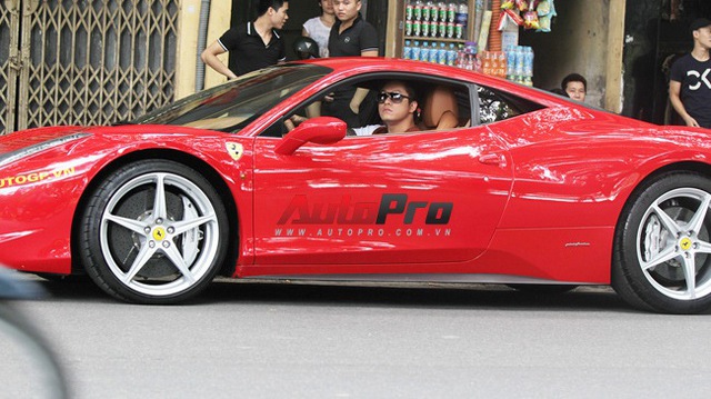 
Tuấn Hưng xuất hiện trên phố Hà Thành vào giữa tháng 6/2012 với siêu xe Ferrari 458 Italia.

