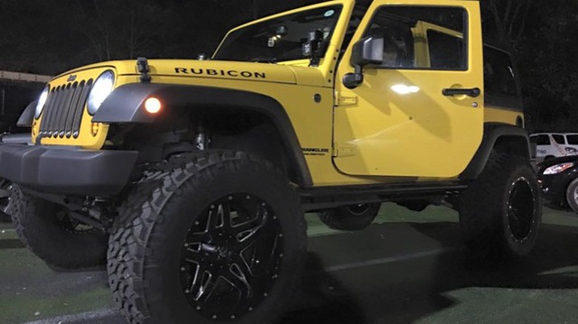 
Jeep Wrangler Rubicon màu vàng cũng được anh đánh tiếng “Mời em về với đội của anh nhé” trên trang cá nhân vào cuối tháng 11 vừa qua.
