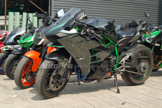 
Đối thủ trực tiếp của hàng hiếm Yamaha R1M tại thị trường Việt Nam là Kawasaki Ninja H2 cũng xuất hiện bên ngoài đại lý Kawasaki chính hãng. Hiện Kawasaki Ninja H2 được phân phối chính hãng với mức giá 1 tỷ Đồng.
