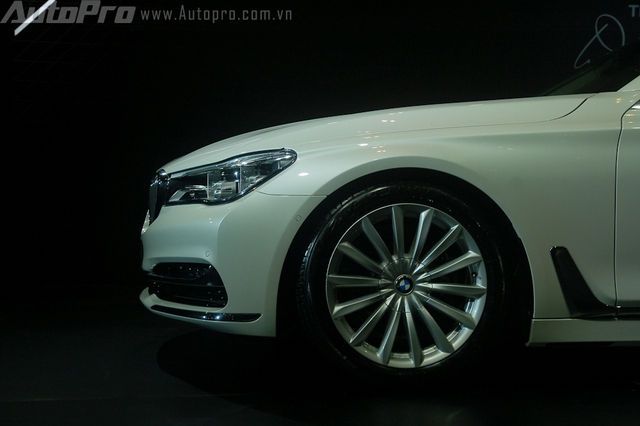 BMW mang đến tùy chọn la-zăng cho 7 series thế hệ mới với kích thước từ 17 đến 21 inch. Trong đó, BMW 740 Li 2016 tại Việt Nam sử dụng la-zăng hợp kim 19 inch đi kèm là lốp run flat.
