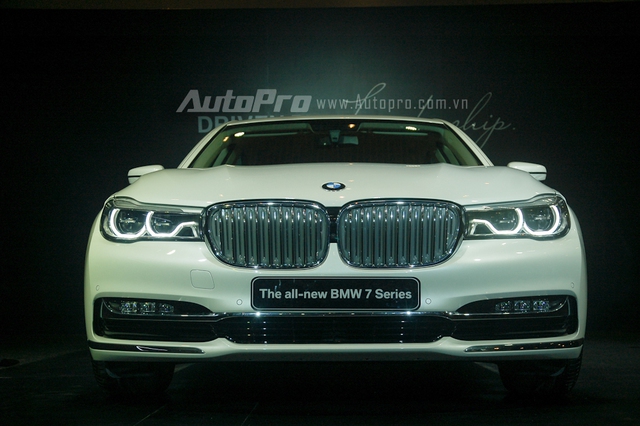 Thiết kế trên BMW series 7 2016 kết hợp giữa đường nét cổ diễn quen thuộc của luới tản nhiệt đôi hình quả thận cùng những công nghệ hiện đại như cụm đèn pha, hậu hay đèn chiếu sáng ban ngày dạng LED.
