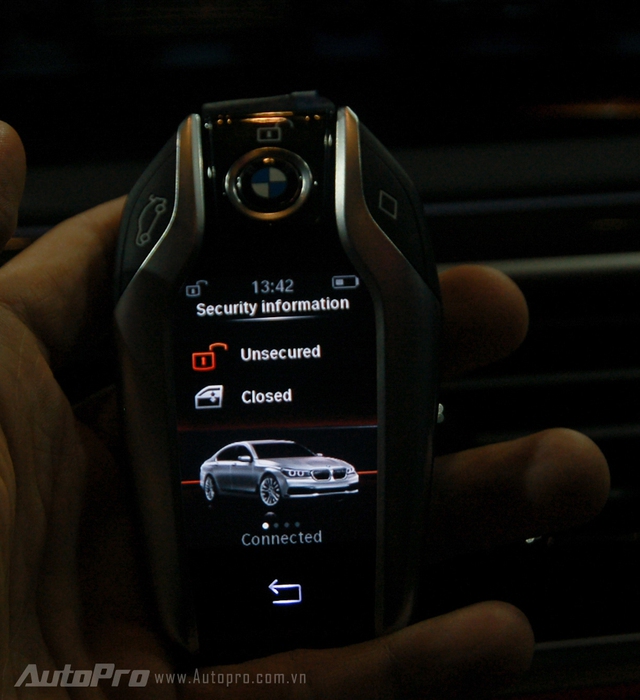Chìa khóa cảm ứng thông minh trên BMW 7 Series thế hệ mới.