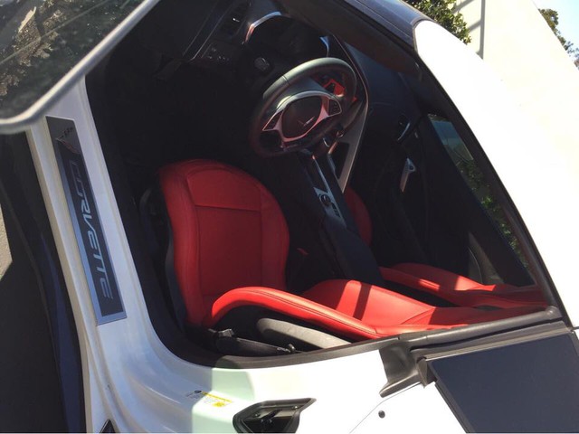 
Nội thất của chiếc Chevrolet Corvette Z06 hàng độc tại Việt Nam được bọc da Nappa cao cấp mang tông màu đỏ bắt mắt. Bên cạnh đó là nhiều chi tiết bằng chất liệu carbon mang đến vẻ thể thao cho quỷ dữ 650 mã lực.
