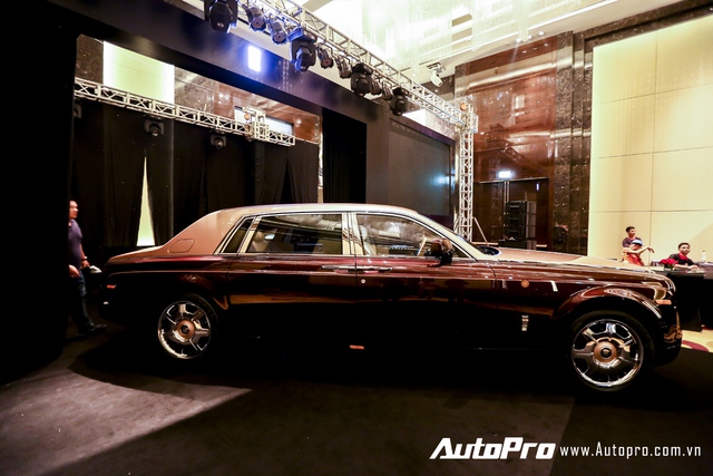 
Rolls-Royce Phantom phiên bản Lửa Thiêng trị giá 51 tỉ đồng.
