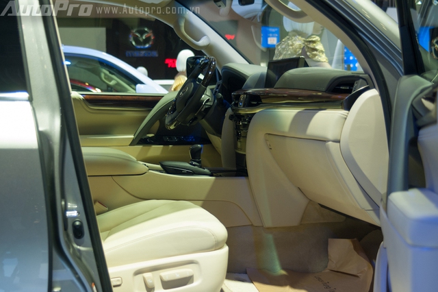 
LX570 2016, còn được trang bị đèn LED cảm ứng trần xe, cửa sổ trời, chức năng sạc không dây cho điện thoại thông minh, hộc làm mát, chức năng HUD hiển thị thông tin lên kính lái. Hệ thống điều hòa Lexus Climate Concierge, chức năng tự động bật tắt chế độ sưởi hàng ghế sau hay tự sưởi ấm vô lăng.
