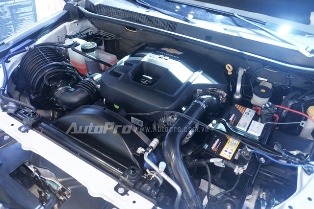 
Chevrolet Colorado High Country trang bị động cơ diesel Duramax, 4 xy-lanh, tăng áp, dung tích 2.8 lít, sản sinh công suất cực đại 193 mã lực tại vòng tua máy 3.600 vòng/phút, mô-men xoắn cực đại 500 Nm. Hộp số tự động 6 cấp.
