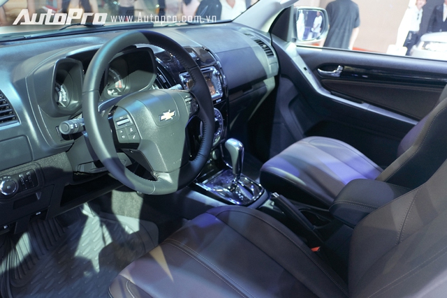 Bên trong nội thất, Chevrolet mang đến diện mạo ấn tượng cho phiên bản cao cấp bán tải Colorado như nội thất da cao cấp màu cà phê đối lập cùng màu đen bóng bẩy của bảng điều khiển trung tâm.