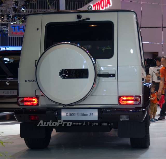 G500 Edition 35 thu hút nhiều sự chú ý bởi thiết kế đặc trưng của dòng G-Class, cùng nước sơn trắng Mystic Designo nổi bật. Bên cạnh đó những chi tiết sơn màu đen bóng đối lập như cản trước và sau, vè bánh xe, gương chiếu hậu và mui xe tô điểm thêm vẻ đẹp của phiên bản đặc biệt.