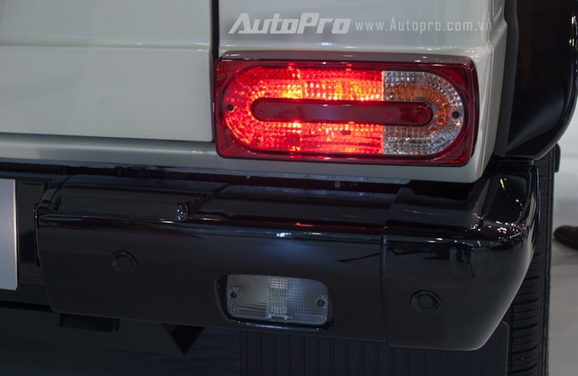 
 Gương chiếu hậu tích hợp đèn rẽ dạng LED hay đèn hậu thiết kế hình chữ nhật gọn gàng. Phía sau xe nổi bật với bánh dự phòng được gắn trên cửa sau.
