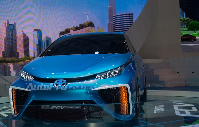 
Toyota FCV ra mắt lần đầu tiên tại triển lãm Tokyo 2013, một năm sau đó chiếc xe Concept được hiện thực hóa bằng cái tên Mirai và nhanh chóng thu hút nhiều người bởi khả năng thân thiện môi trường khi chạy bằng pin nhiên liệu hydrô.
