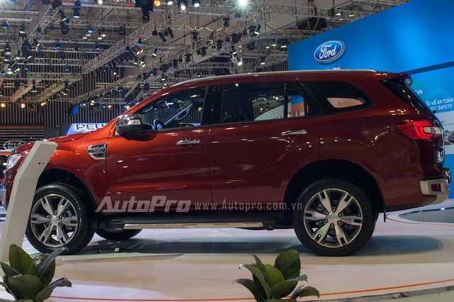 Ford Everest thế hệ mới còn được trang bị hệ thống hỗ trợ đỗ xe tự động, hệ thống kiểm soát xuống dốc và hỗ trợ khởi hành ngang dốc, tính năng kiểm soát vào cua, hệ thống cảnh báo điểm mù với công nghệ cảnh báo phương tiện cắt ngang đầu xe.
