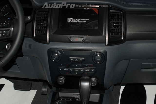 
Táp lô của Ford Everest thế hệ mới nổi bật với màn hình cảm ứng trung tâm 8 inch, kết hợp cùng hệ thống điều khiển bằng giọng nói SYNC2.
