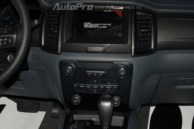 Táp lô của Ford Everest thế hệ mới nổi bật với màn hình cảm ứng trung tâm 8 inch, kết hợp cùng hệ thống điều khiển bằng giọng nói SYNC2.
