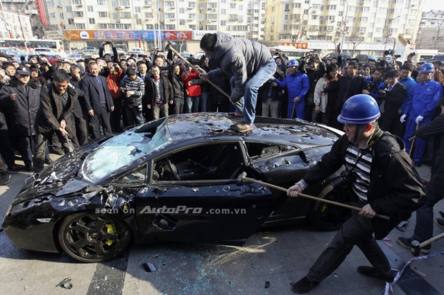 Lamborghini Gallardo bị đập phá không thương tiếc bằng búa.