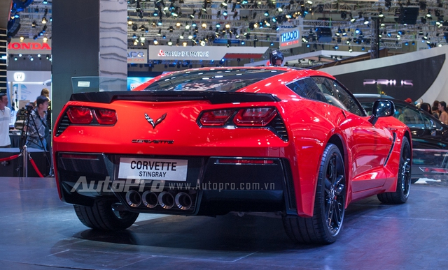 
Một vẻ đẹp đậm chất thể thao kiểu Mỹ toát lên từ Corvette Stingray khi nhìn từ phía sau.
