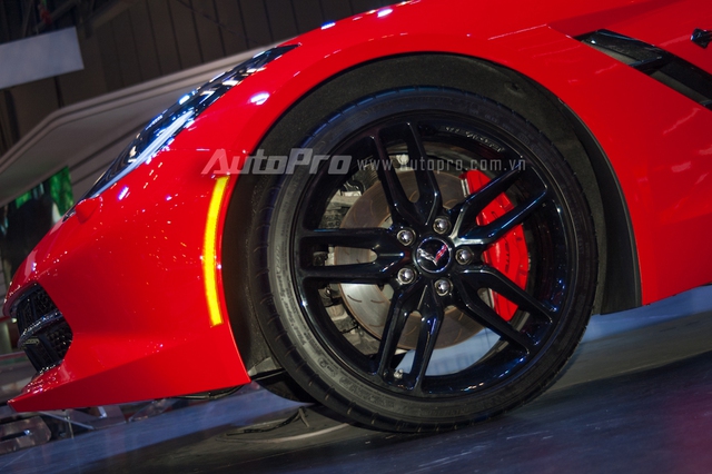 
La-zăng thể thao cùng cùm phanh đỏ nổi bật trên Corvette Stingray.

