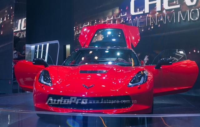 
Corvette C7 Stingray nổi bật trong gian hàng Chevrolet tại triển lãm.
